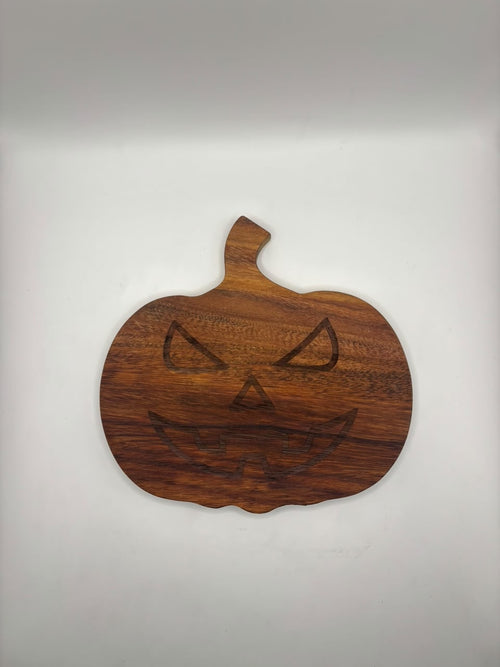 Tabla de parota en forma de calabaza con rostro de Jack-o’-lantern grabado, vista de frente