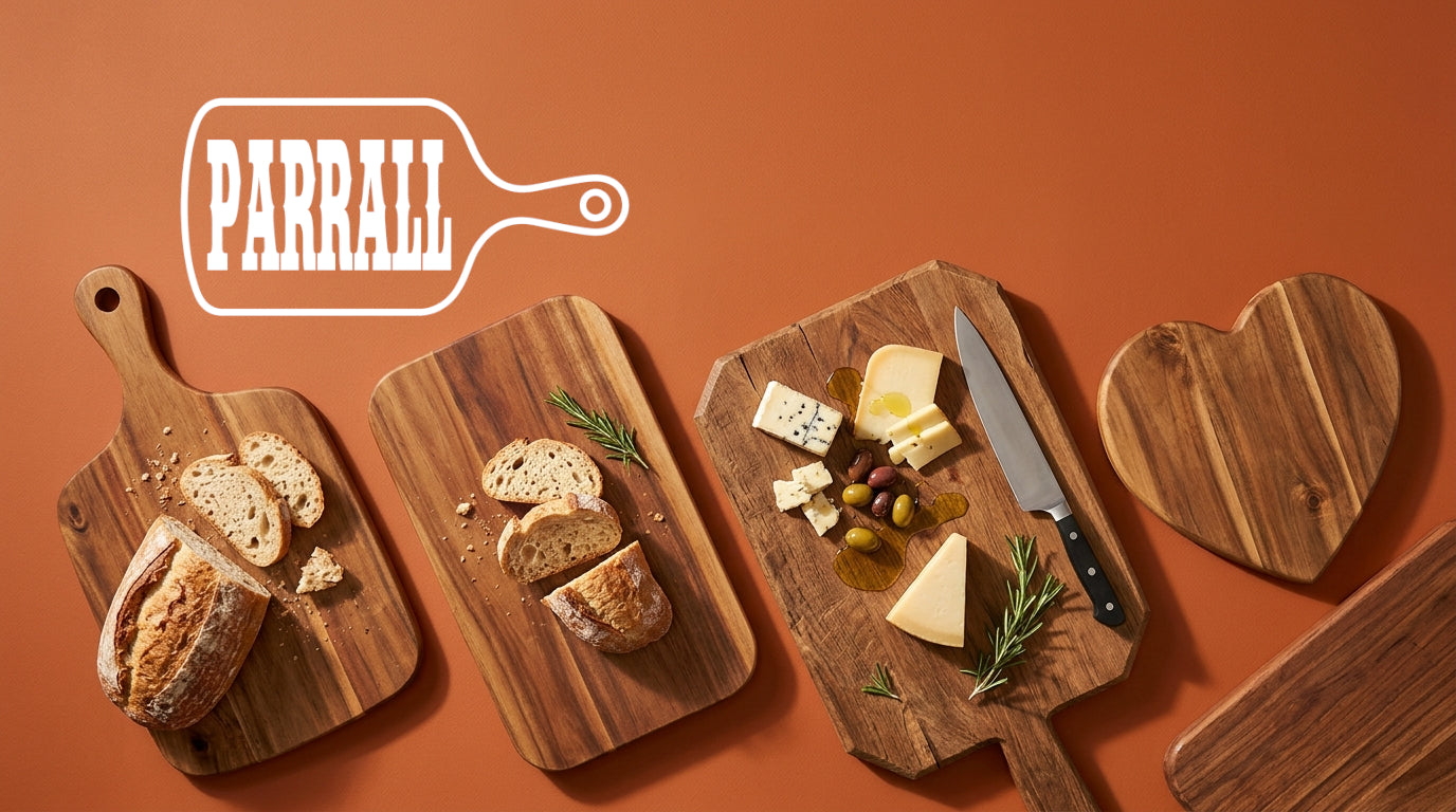 Tablas de madera Parral con logo sobre fondo terracota
